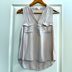 Mahina Women’s sleeveless half button down blouse, Sz S